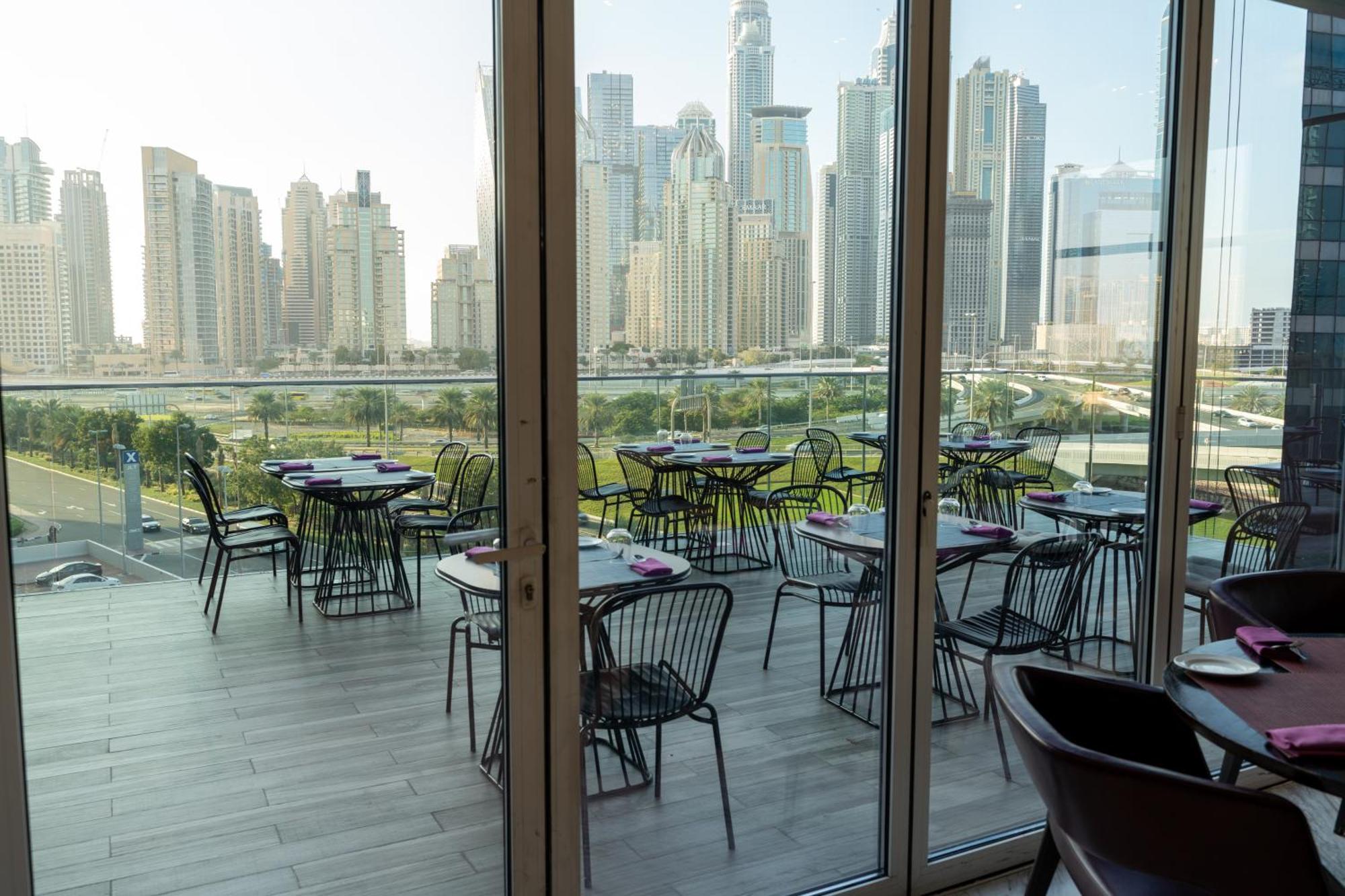 Taj Jumeirah Lakes Towers Dubai Exterior photo